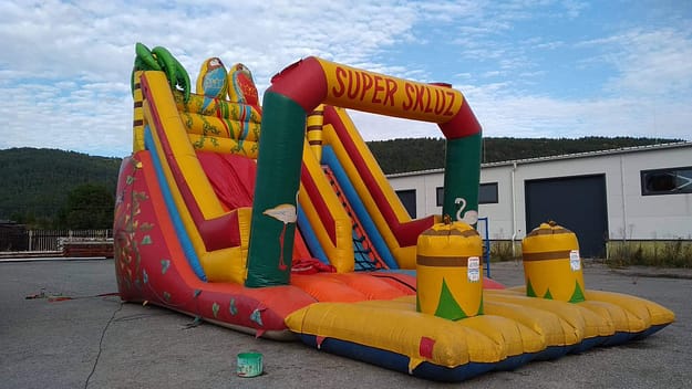 poškodená nafukovacia šmýkalka